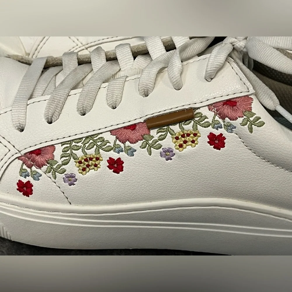 Dr. Scholl's Time Off Floral Embroidered Sneakers. Arch support. White. Sz 11 - Picture 4 of 11